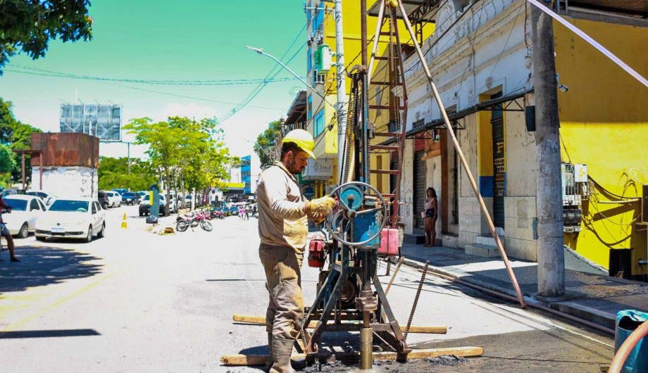 Ruas do Centro de Cachoeiro recebem serviço de sondagem de solo
