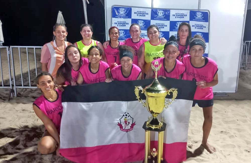 Garotas mostram garra e talento em torneio de Beach Soccer de Itapemirim
