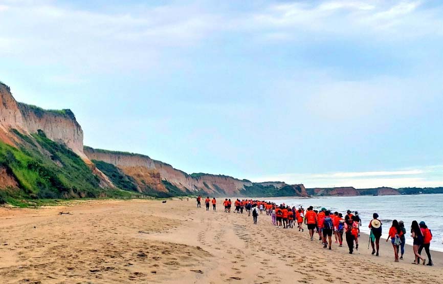 Mais de 300 pessoas participam da Caminhada Litorânea em Marataízes