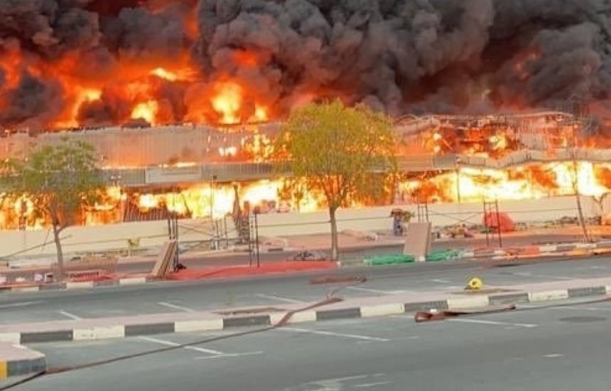 VÍDEO: Grande incêndio atinge mercado popular em Ajman, nos Emirados Árabes, um dia após a explosão no Porto de Beirute e no mesmo horário