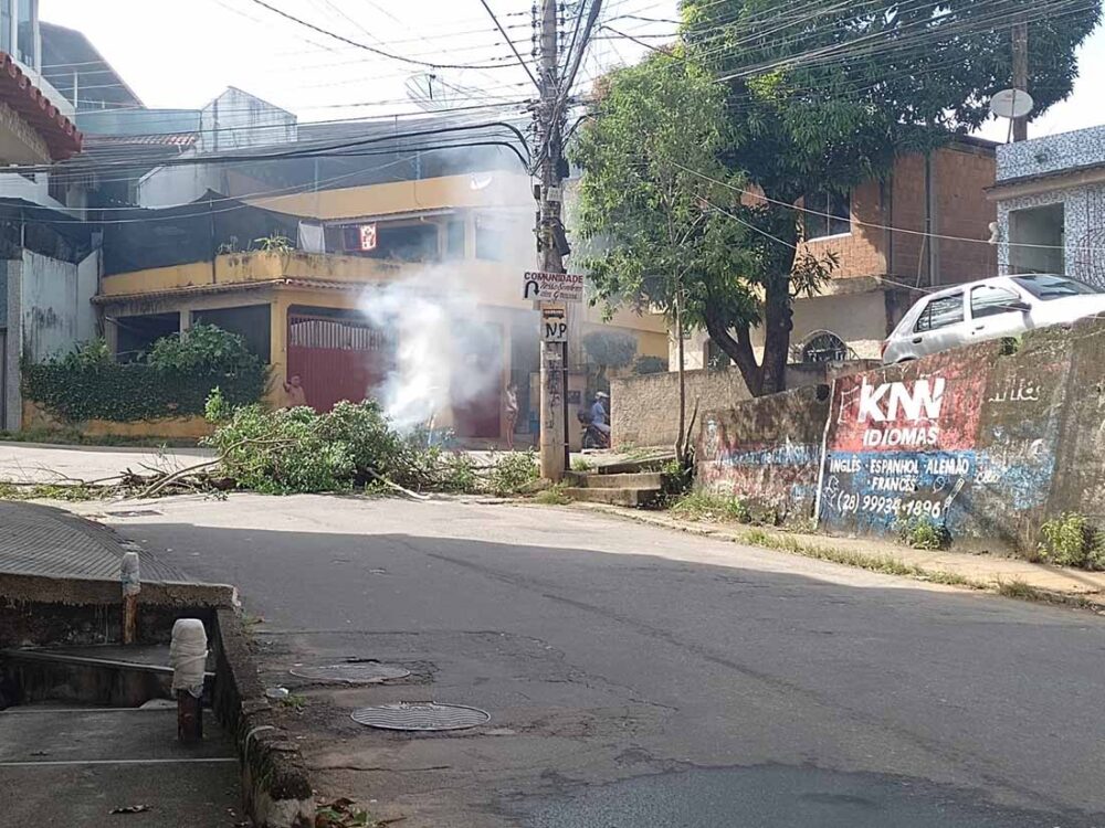Moradores fecham rua por falta de energia elétrica após temporal