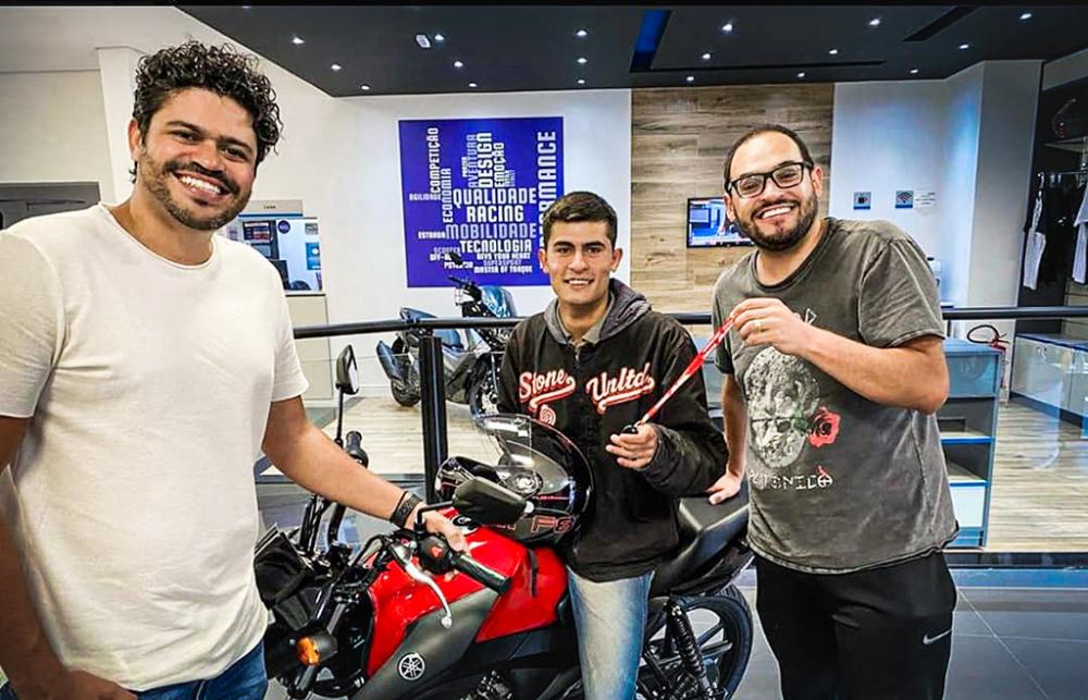 Motoboy humilhado em SP ganha 1,4 milhão de seguidores, moto nova e vaquinha chega a R$ 112 mil