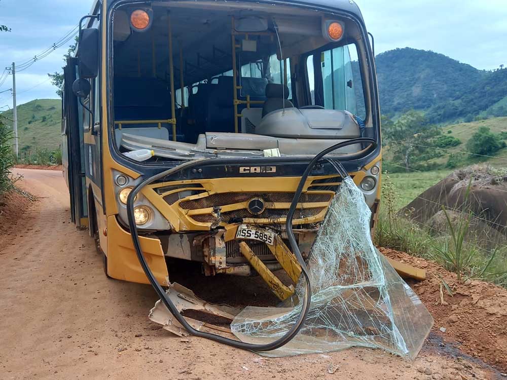 Ônibus escolares batem de frente