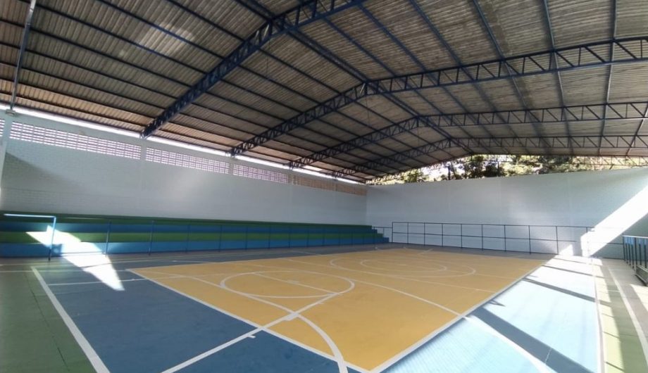 Quadra reformada e novas escadarias no bairro Zumbi