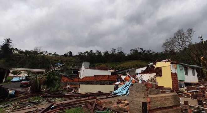 IMAGENS INCRÍVEIS DE DESTRUIÇÃO: Tornado deixa 16 feridos e mais de 800 desabrigados em Santa Catarina