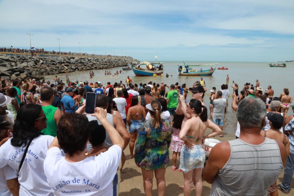 Centenas de fieis acompanham procissão marítima no último dia da Festa das Canoas