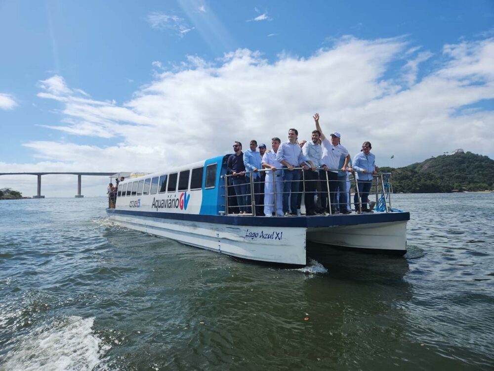 Governador e outras lideranças testam embarcação do novo aquaviário