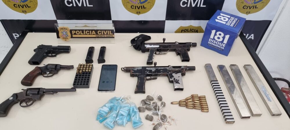 Polícia Civil prende 7 pessoas e apreende duas submetralhadoras