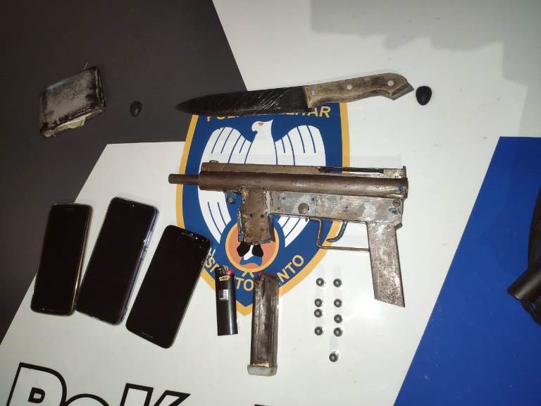 PM apreende submetralhadora artesanal e recupera produtos de roubo em Vitória