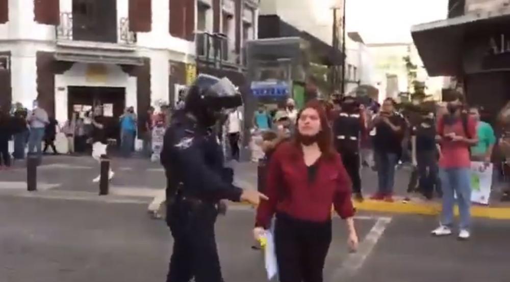 VIDEO: Manifestantes Atearam Fogo a Um Polícia Durante Manifestações No México