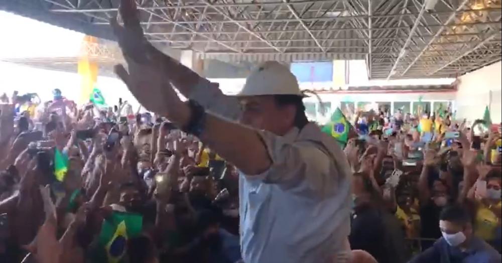 Apoiadores recebem Bolsonaro em aeroporto no Sergipe