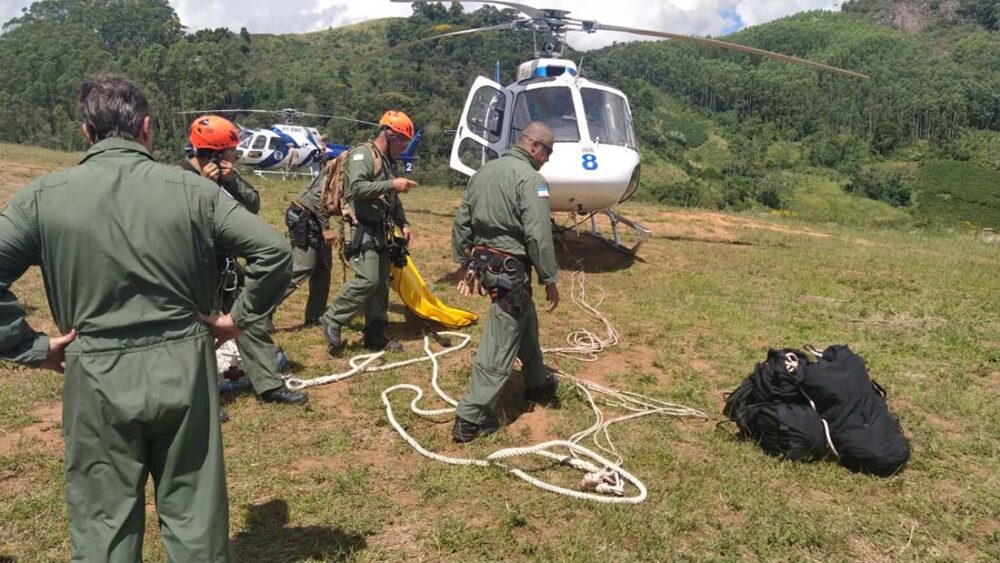 Dois pilotos estrangeiros sofrem acidente de parapente em Castelo