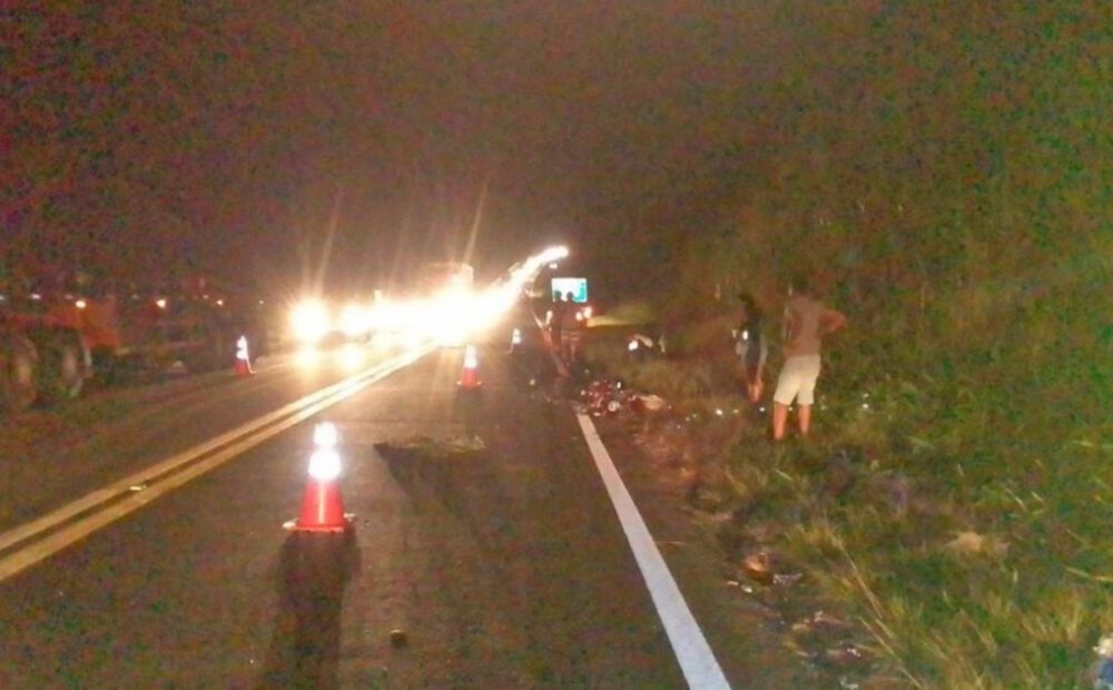 Acidente entre carro e moto deixa dois feridos na BR 101