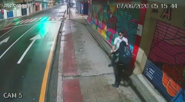 (Veja o Vídeo) Ladrão com faca assalta moça na Capital Capixaba 