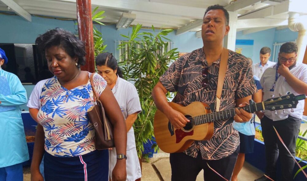 Cantor Anderson Freire visita pacientes e funcionários na Santa Casa