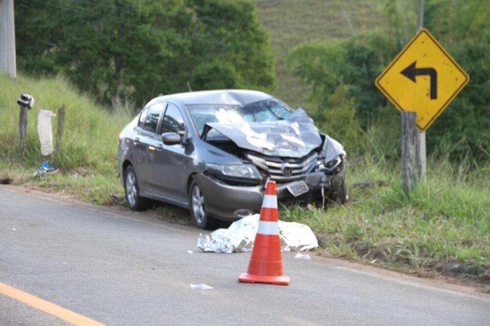Homem morre em colisão entre carro e moto