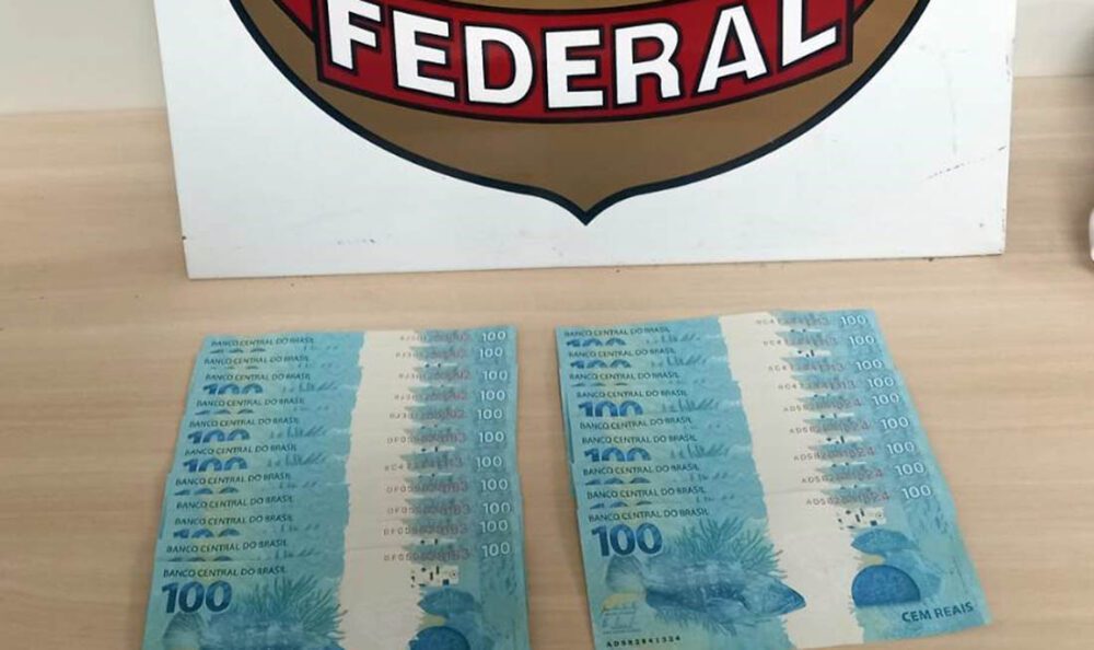Mulher paga R$ 469 por R$ 2 mil em notas falsas e é presa