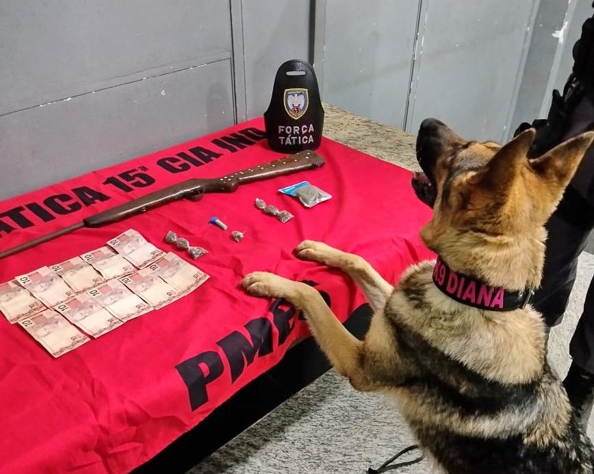 Mulher foge da polícia e deixa droga e espingarda para trás