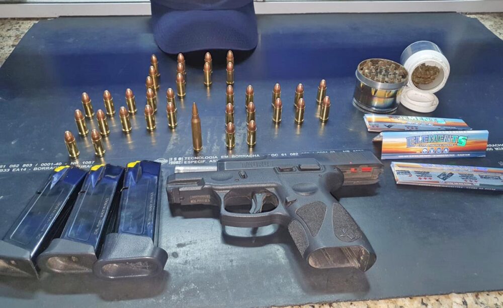 PRF prende homem com pistola, maconha e munição de fuzil