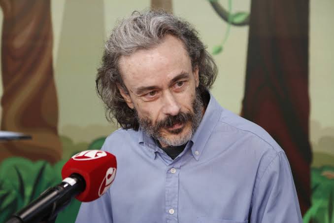 “Quem garante que mortes por pneumonia não foram registradas como Covid?”, questiona Guilherme Fiuza