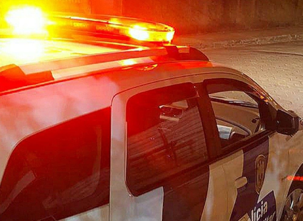 Rapaz é morto a tiros dentro de Corolla