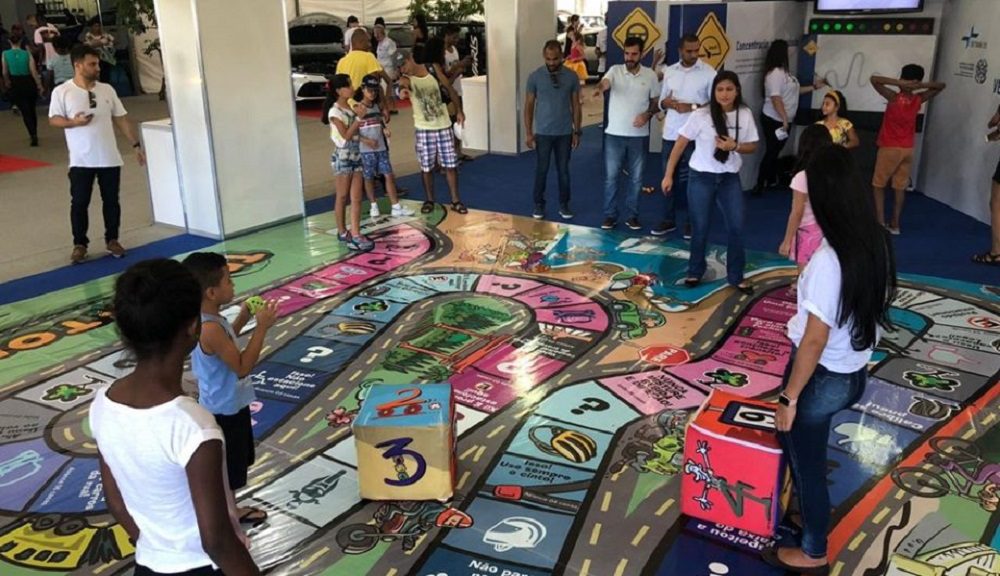 Praça de Fátima recebe crianças para aprenderem sobre trânsito