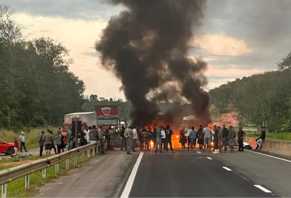 Manifestantes interditam BR 101 na altura de Viana
