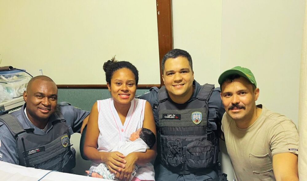 PMs salvam bebê que engasgou e não respirava