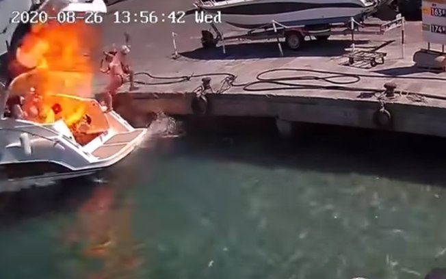 ( Veja o Video ) Na Itália, barco explode e arremessa mulher no mar