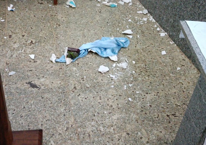 Igreja católica é vandalizada e tem imagens de santas quebradas