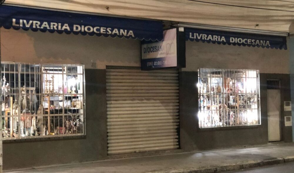 Falso cliente rende funcionária de livraria católica