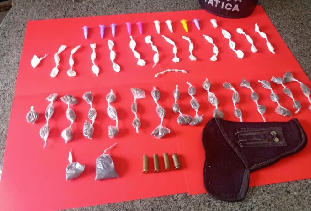 Cadela da PM encontra drogas em vegetação