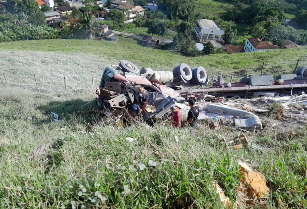 Carreta sai da pista na Curva da Morte e deixa motorista ferido