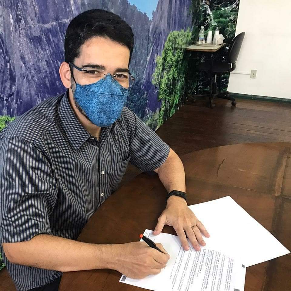 Prefeito Victor Coelho assina contrato para instalação e revitalização de abrigos de ônibus em Cachoeiro