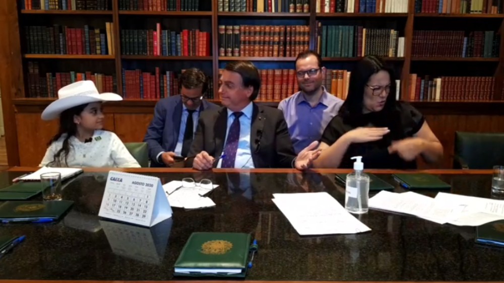 Bolsonaro vai fazer enquete sobre pena maior para maus-tratos a cães e gatos