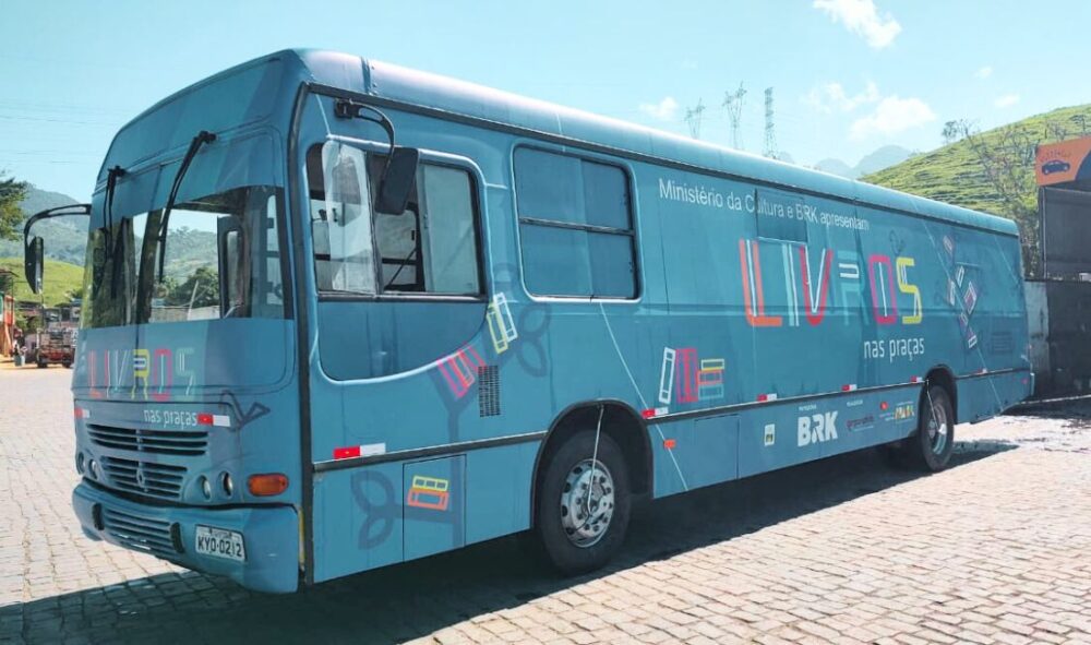 Ônibus-biblioteca com mais de 2 mil livros chega a Cachoeiro