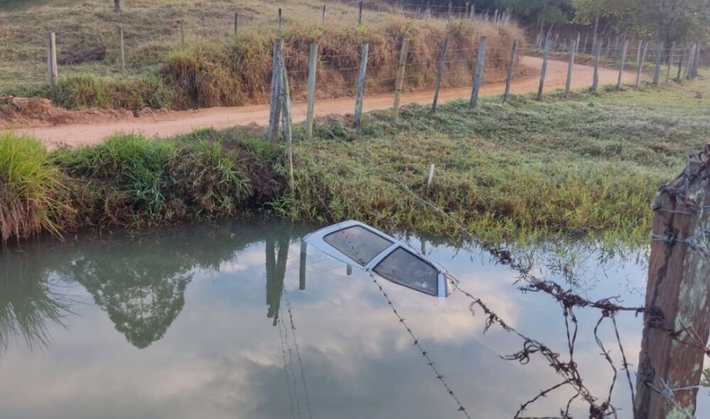 Homem morre após cair com carro dentro de rio no Sul do Estado