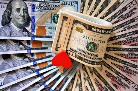 Dólar cai quase 1% e vale R$ 5,24, menor patamar desde o fim de julho