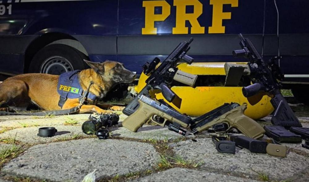 PRF prende homem no Rio de Janeiro com fuzis e pistolas destinados a facções no ES