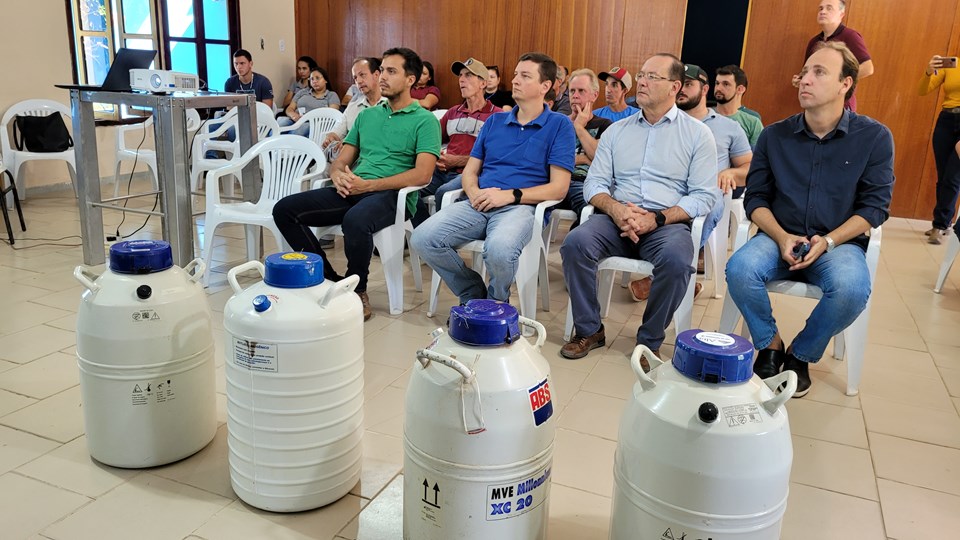 Governo entrega 2,6 mil doses de sêmen para melhorar potencial genético do rebanho bovino leiteiro no ES