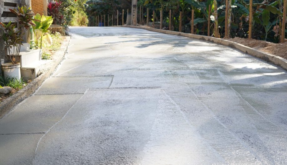 Rua do distrito de Gironda recebe pavimentação com concreto