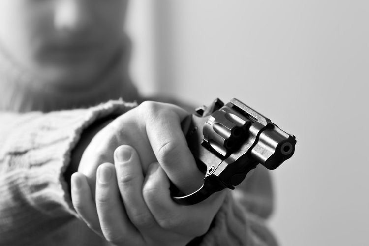 Bandidos saem do meio do mato, rendem frentista e roubam posto de combustível