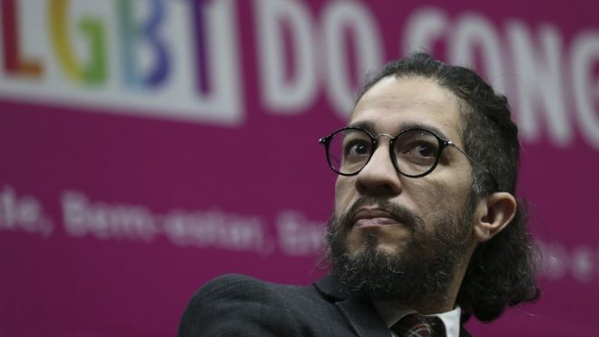 VÍDEO: EX-DEPUTADO JEAN WYLLYS APARECE PEDINDO PARA OS MACONHEIROS, E GAYS SAÍREM DO ‘ARMARIO’; ” Tem muitos maconheiros como juízes, advogados, médicos e parteiras”