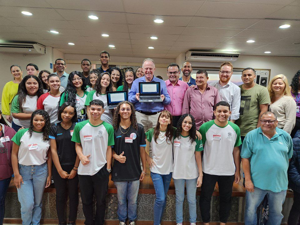 Governo vai distribuir quase 20 mil chromebooks para escolas