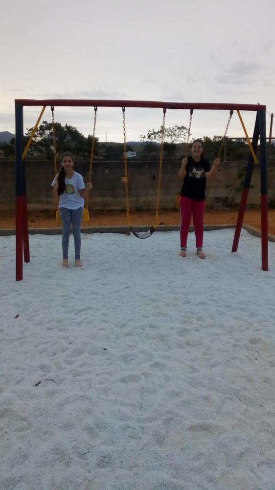 (VEJA O VÍDEO) No mês da criança, crianças ganham parquinho de presente 