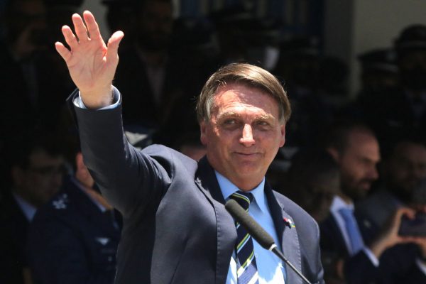 “Vacina emergencial e não obrigatória está a caminho”, garante Bolsonaro