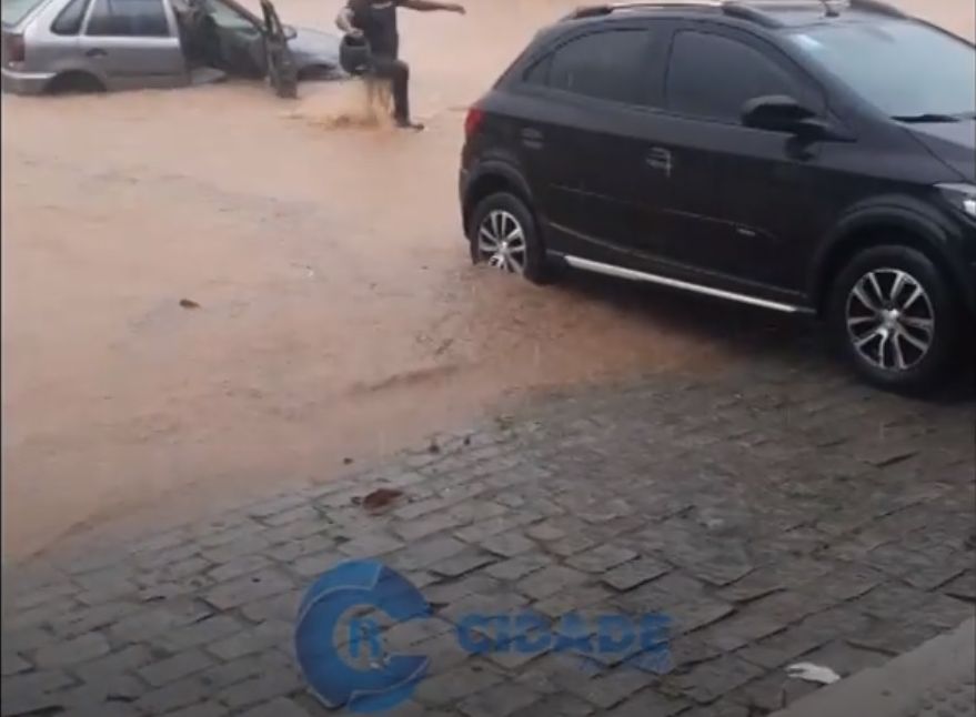 (Veja o Vídeo) Cachoeiro de Itapemirim E.S, vários pontos alagaram nesta terça-feira