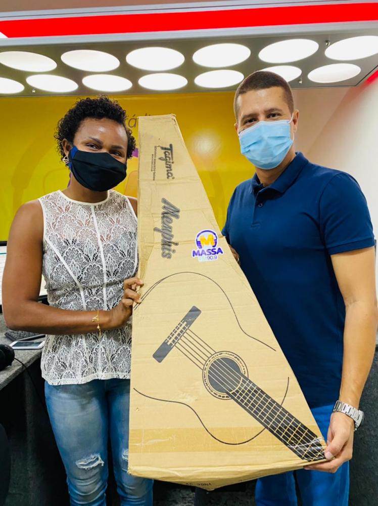 ( Veja o Vídeo ) MASSA FM 90,9 sorteia violão autografado de Luan Santana 