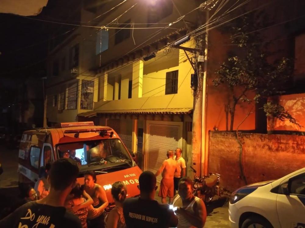 Jovem morre ao tocar fio de alta tensão com vergalhão, para pegar pipa 