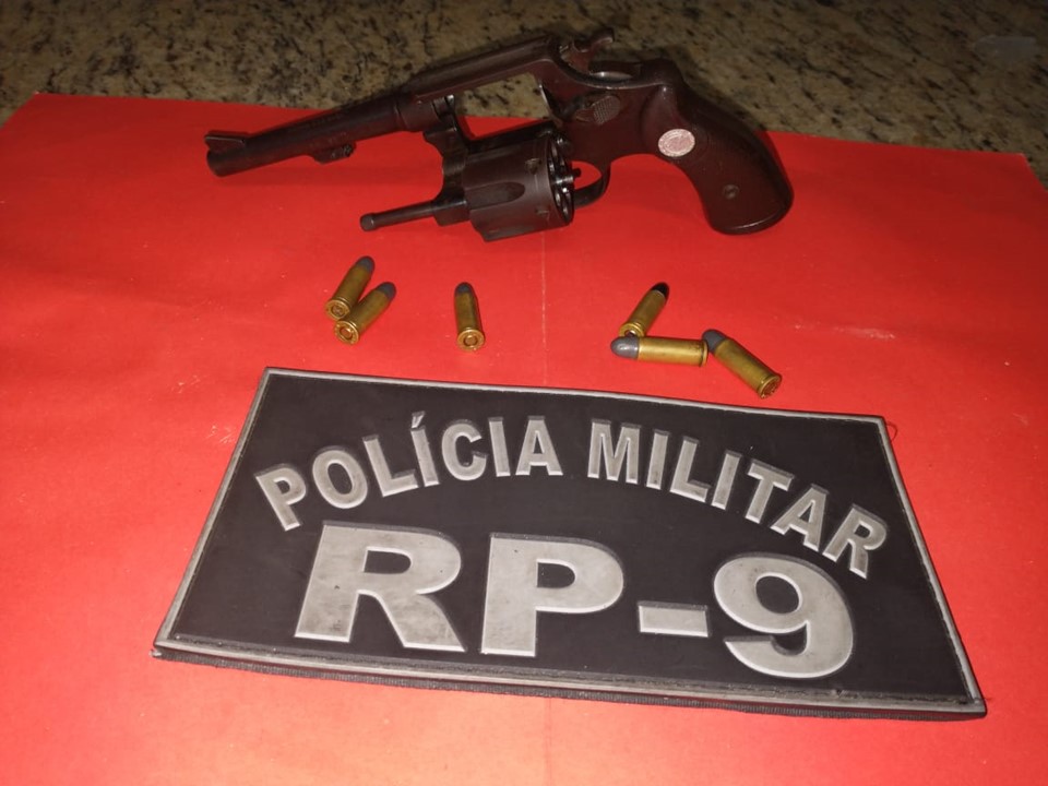 Policiais militares apreendem armas, drogas e cumprem mandado de busca e apreensão em Cachoeiro